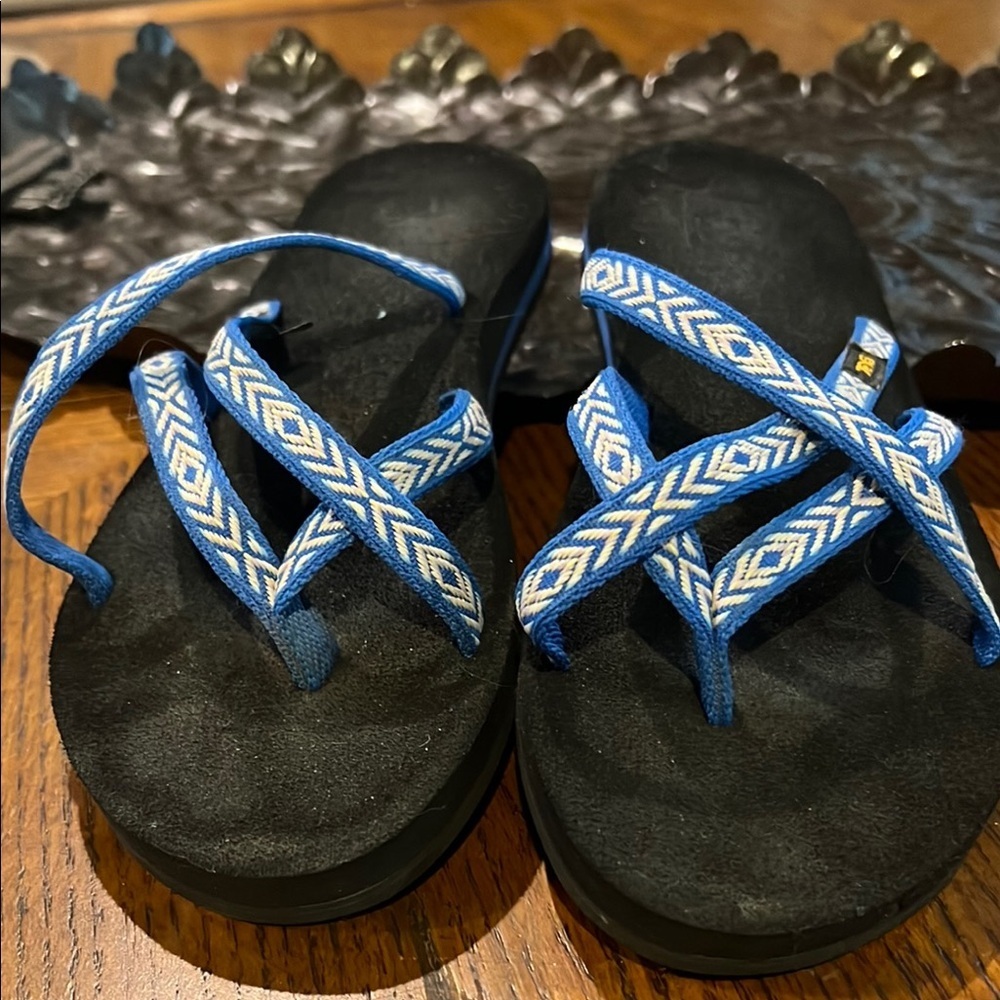Women’s size 10 EUC Teva Blue Patterned Sandals. SH128